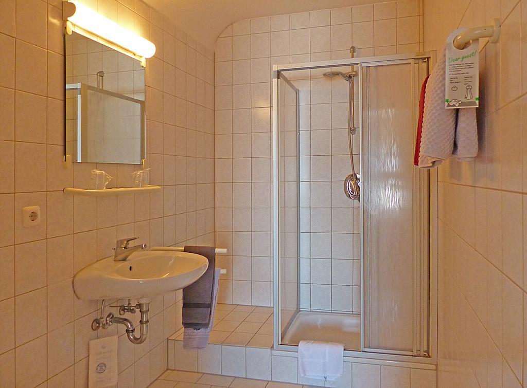 Hotel Donnici im Schwyzerhüsli Viernheim Zimmer foto
